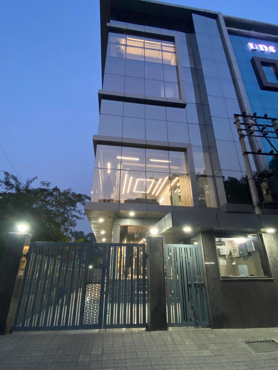 Cafe Design Patna by HS Interiors